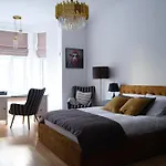 شقة Miro Skolas Exclusive - Spacious Chic, Free Parking