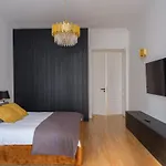 Miro Skolas Exclusive - Spacious Chic, Free Parking Apartment