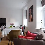 Miro Skolas Exclusive - Spacious Chic, Free Parking Apartment *