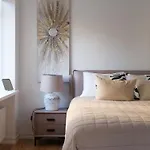 Miro Skolas Exclusive - Spacious Chic, Free Parking Apartment Riga