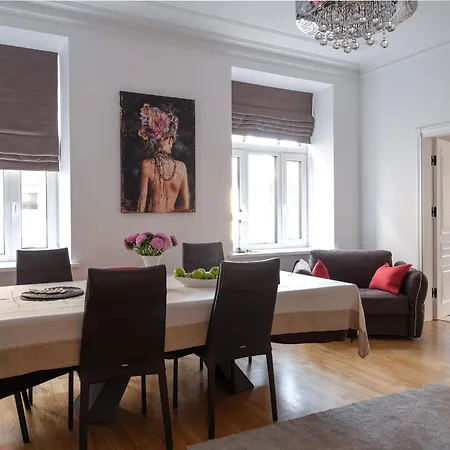 Miro Skolas Exclusive - Spacious Chic, Free Parking Apartment Riga
