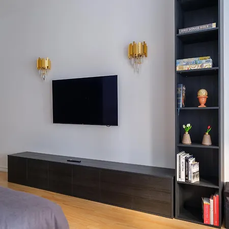 Miro Skolas Exclusive - Spacious Chic, Free Parking Apartman Riga