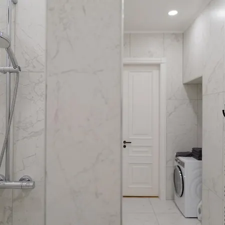 Miro Skolas Exclusive - Spacious Chic, Free Parking Apartman Riga