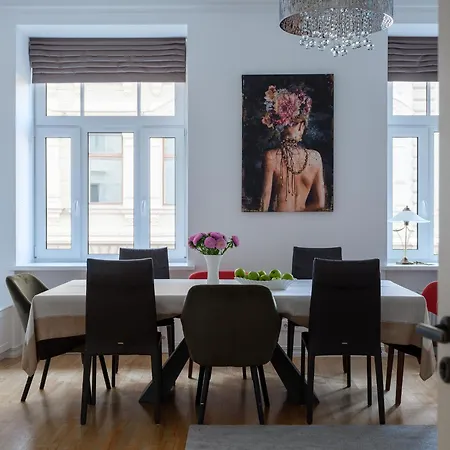Miro Skolas Exclusive - Spacious Chic, Free Parking Apartment Riga