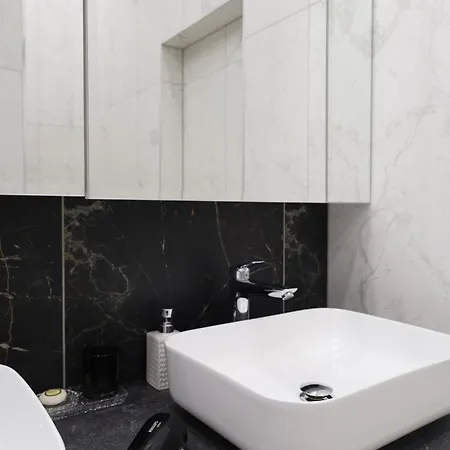 Miro Skolas Exclusive - Spacious Chic, Free Parking Apartmán *