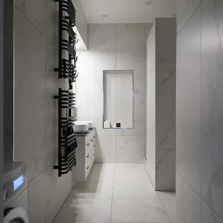 Miro Skolas Exclusive - Spacious Chic, Free Parking ريغا