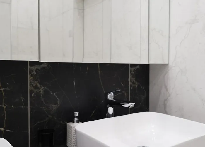 Miro Skolas Exclusive - Spacious Chic, Free Parking Apartment *