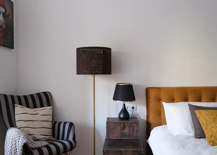 Miro Skolas Exclusive - Spacious Chic, Free Parking Apartment *