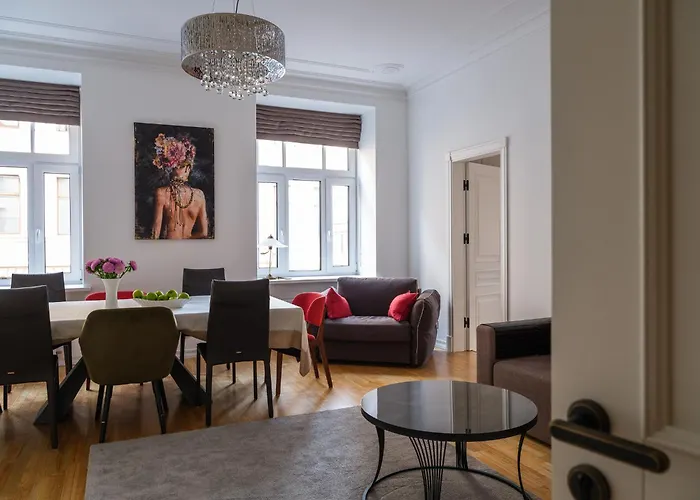 Miro Skolas Exclusive - Spacious Chic, Free Parking Riga