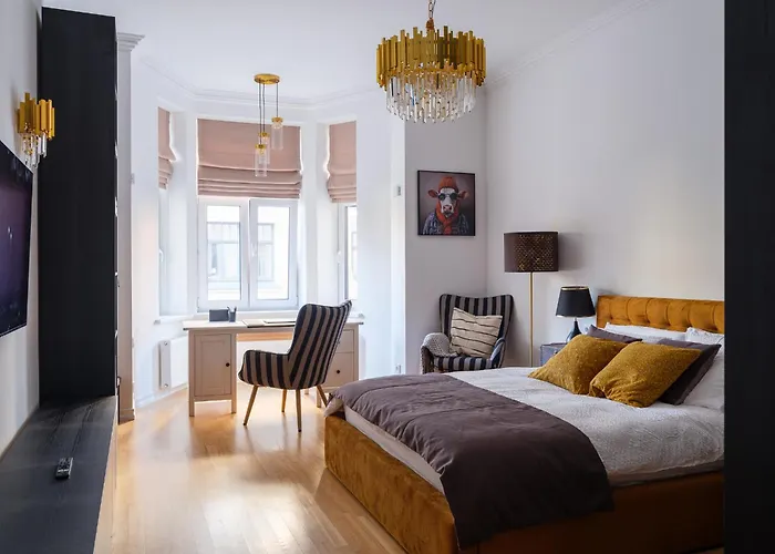 Apartment Miro Skolas Exclusive - Spacious Chic, Free Parking