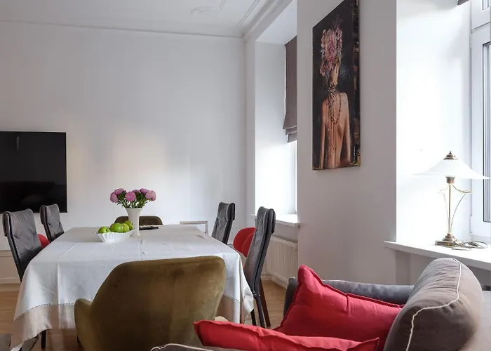 Miro Skolas Exclusive - Spacious Chic, Free Parking Apartment *