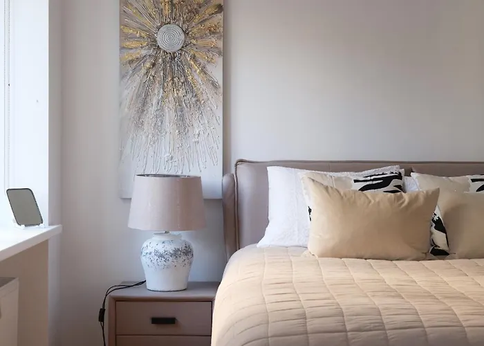 Miro Skolas Exclusive - Spacious Chic, Free Parking Apartment Riga