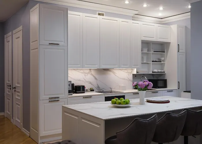 Miro Skolas Exclusive - Spacious Chic, Free Parking Apartment *