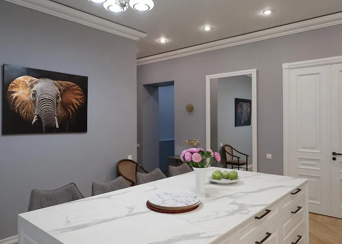 Miro Skolas Exclusive - Spacious Chic, Free Parking Apartment Riga