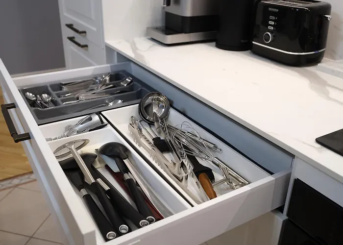 Miro Skolas Exclusive - Spacious Chic, Free Parking Apartment Riga