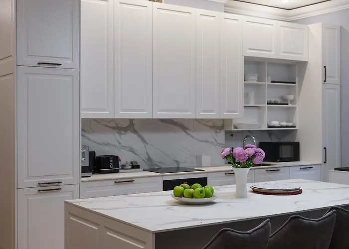 Miro Skolas Exclusive - Spacious Chic, Free Parking Apartment *