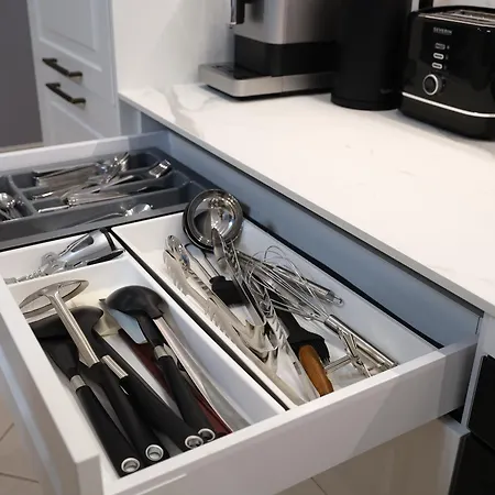 Miro Skolas Exclusive - Spacious Chic, Free Parking Apartman Riga